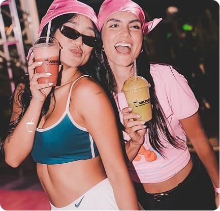 Garota tomando suco