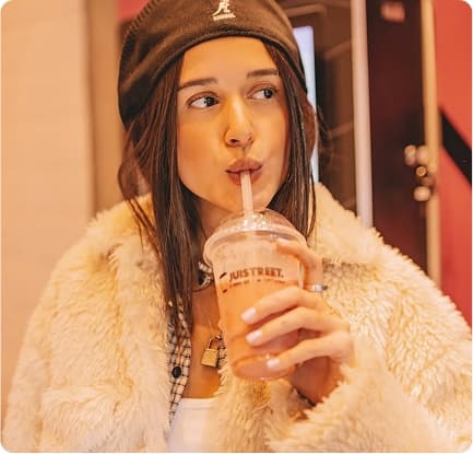 Garota tomando suco